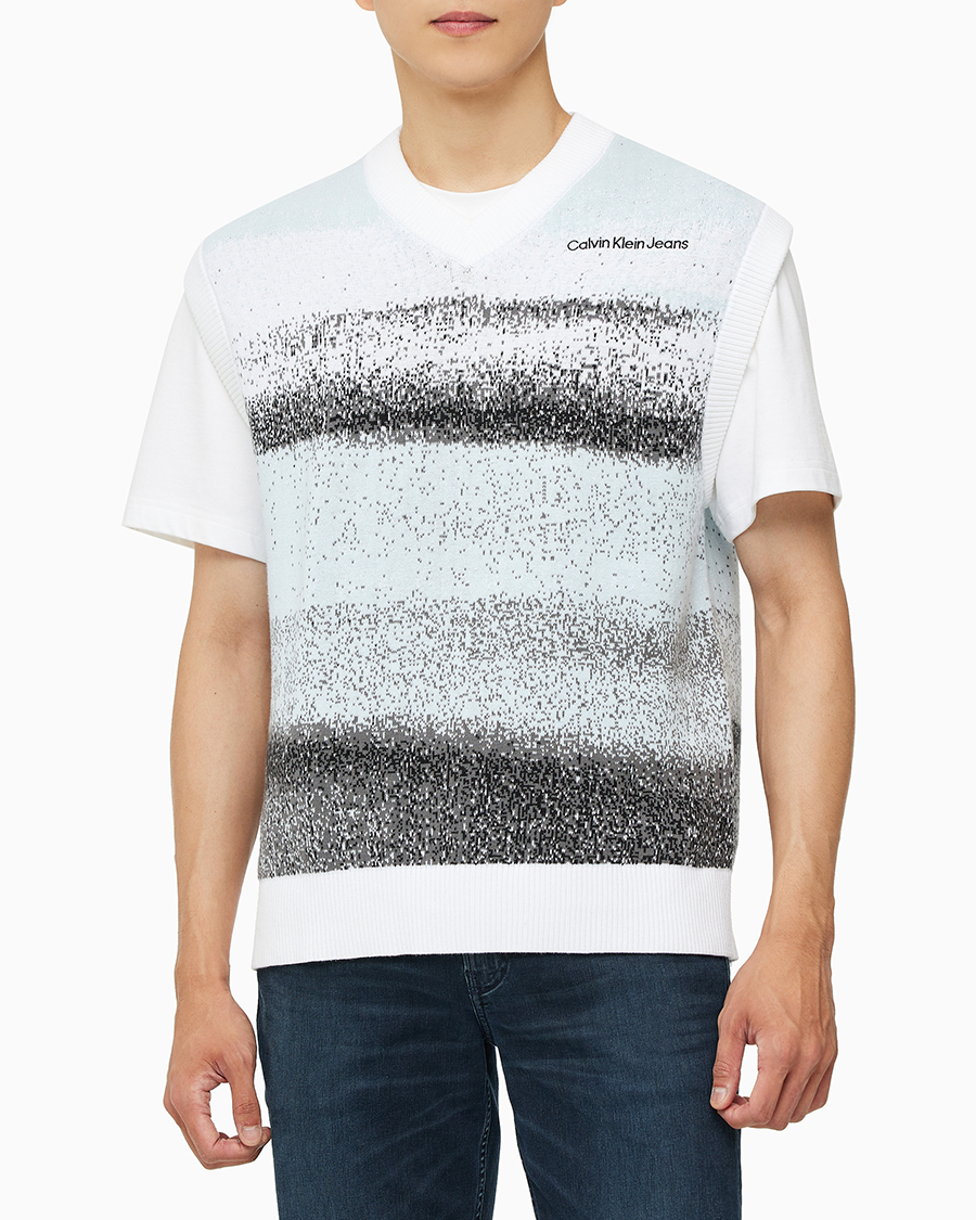 캘빈클라인 진(CALVIN KLEIN JEANS) 남 라이트블루 릴렉스핏 스프레이 스웨터 베스트 J324604 0LA