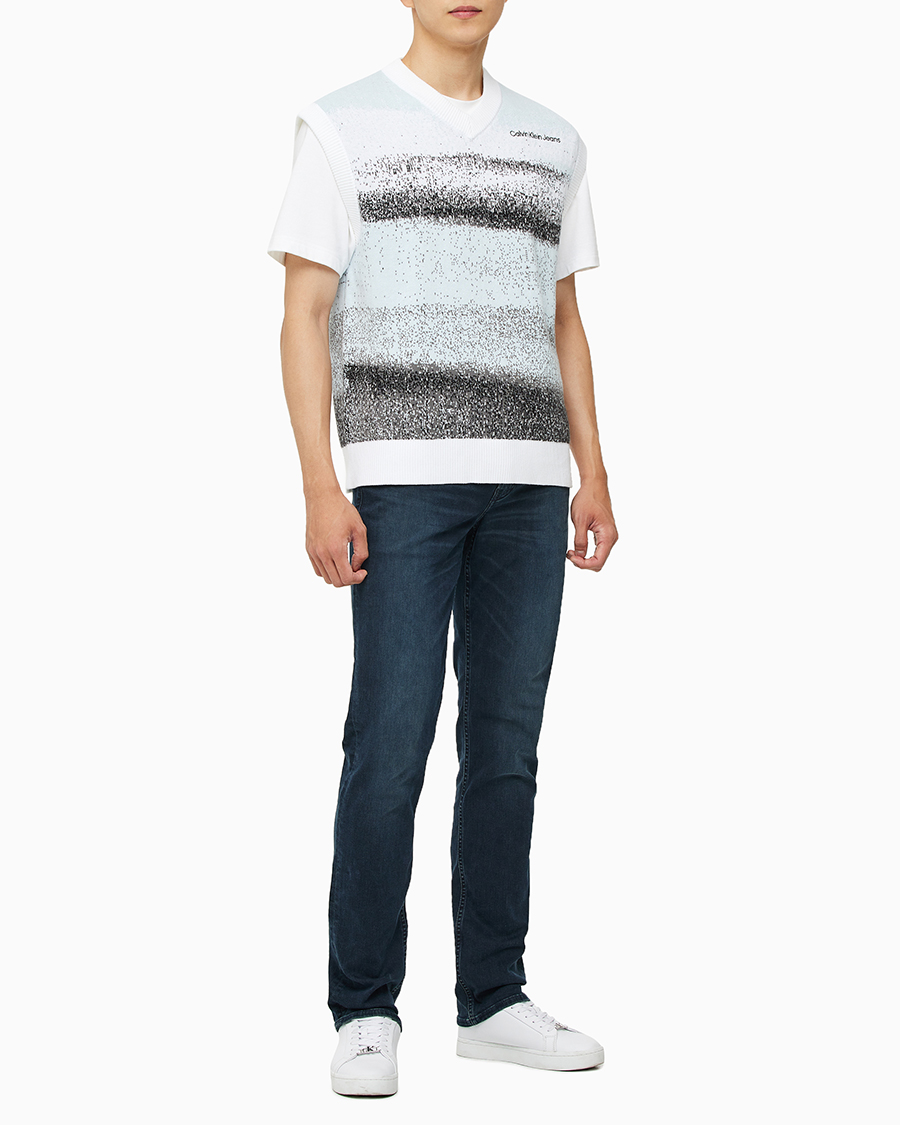 캘빈클라인 진(CALVIN KLEIN JEANS) 남 라이트블루 릴렉스핏 스프레이 스웨터 베스트 J324604 0LA