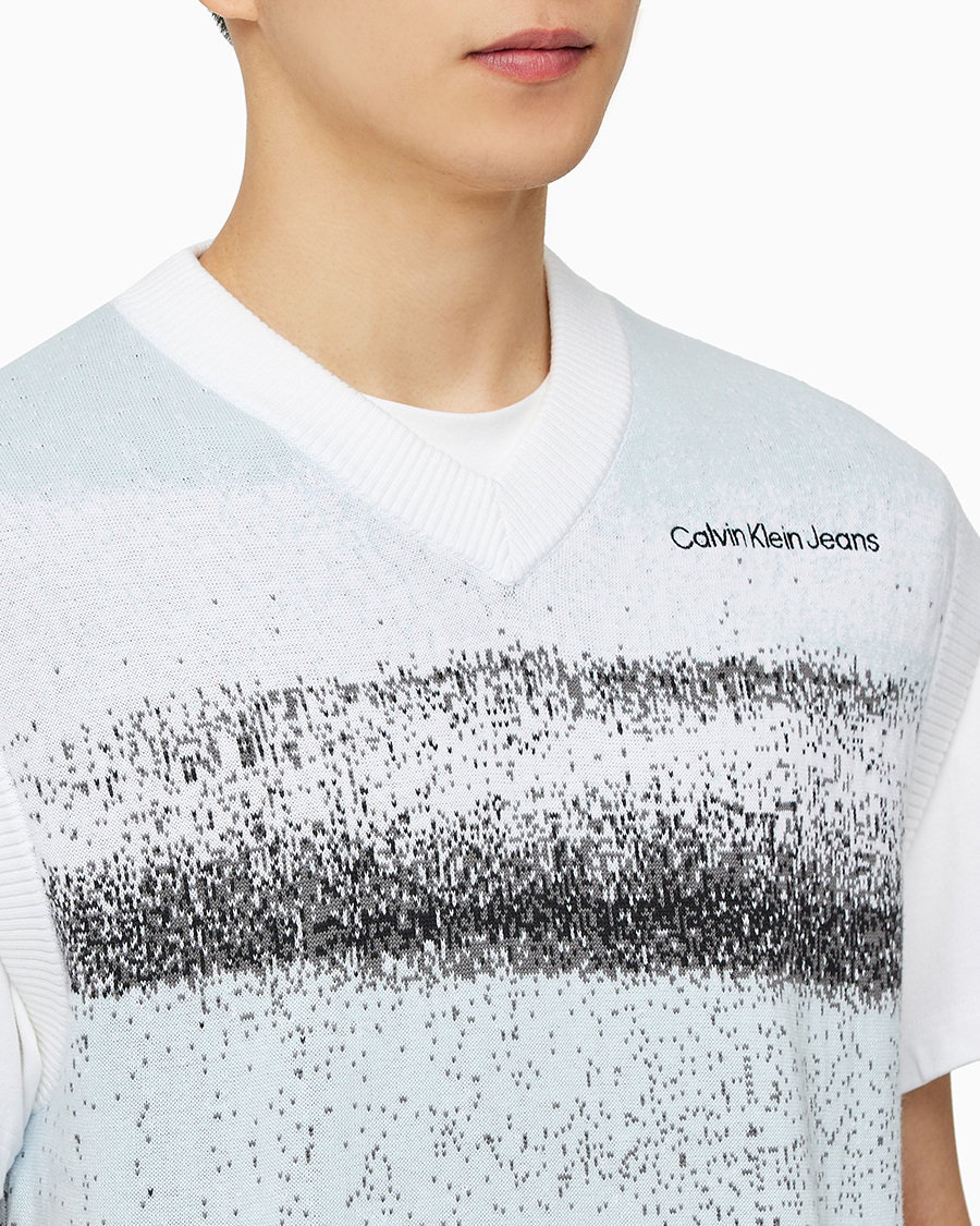 캘빈클라인 진(CALVIN KLEIN JEANS) 남 라이트블루 릴렉스핏 스프레이 스웨터 베스트 J324604 0LA