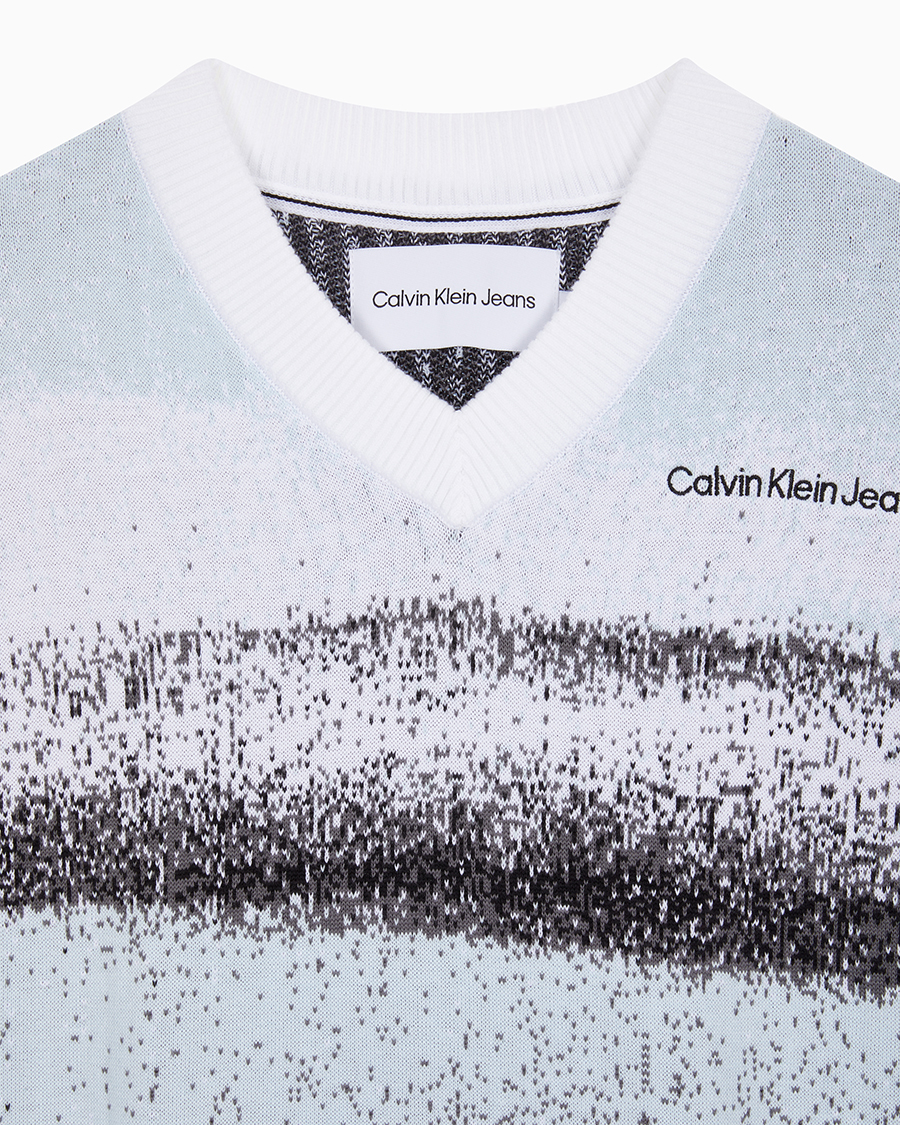 캘빈클라인 진(CALVIN KLEIN JEANS) 남 라이트블루 릴렉스핏 스프레이 스웨터 베스트 J324604 0LA
