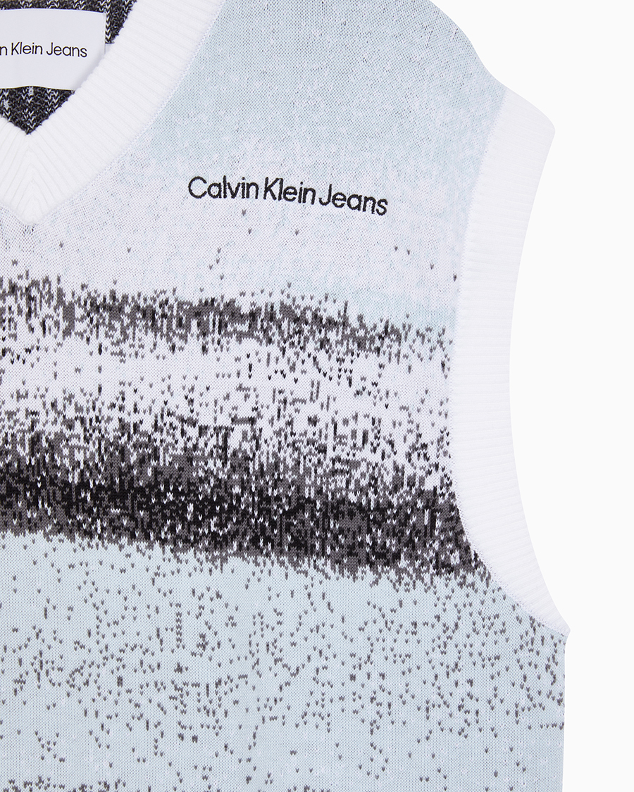 캘빈클라인 진(CALVIN KLEIN JEANS) 남 라이트블루 릴렉스핏 스프레이 스웨터 베스트 J324604 0LA